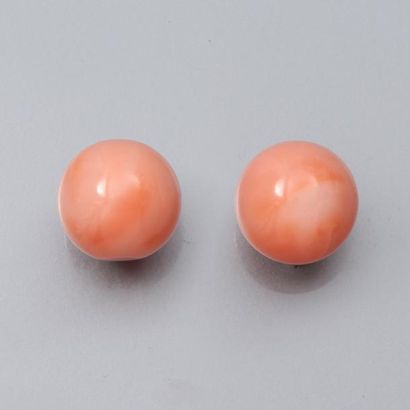 null Paire de boucles d'oreilles serties de boules de corail rose diamètre 9.5 mm,...