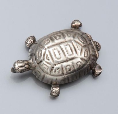 CARTIER Boîte à pilules pendentif en argent 925, stylisant une tortue. Signée. 17...