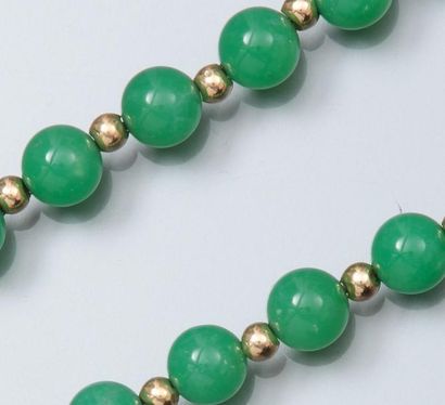 null Collier de boules de chrysoprases et billes d'or 585°/00, fermoir en or jaune...