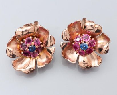 null Paire de boucles d'oreilles assorties clips fleurs en or rose 585°/00, centrées...