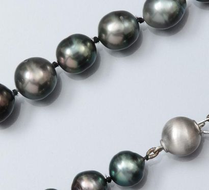  Collier de perles de culture de Tahiti, baroques, en légère chute, diamètre 7.5...