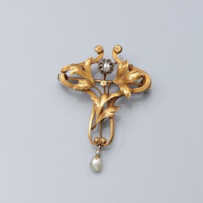  Broche Art Nouveau 750°/00 (tête d'aigle) , ornée de feuillages, sertie de diamants...