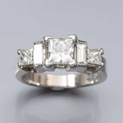 null Bague en or gris 750°/00 sertie d'un diamant taille princesse de 0.80 carat...