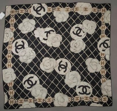 null CHANEL - Foulard en soie 90x90cm, noir blanc beige. En l'état, une tache de...