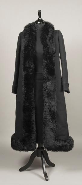 null TED LAPIDUS - Long manteau en lainage largement bordé de fourrure synthétique,...