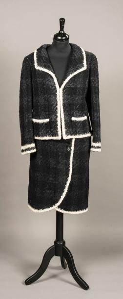 null CHANEL - Tailleur Jupe, veste en tweed bouclette noir et gris brillant, manches...