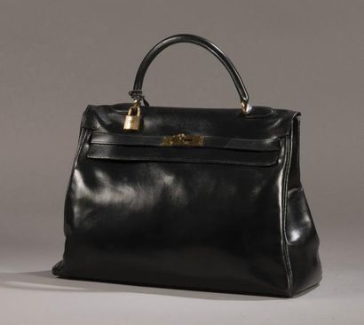 null HERMES - Sac Kelly en box noir, avec cadenas et clef dorés. Dimensions 35x27x13cm....