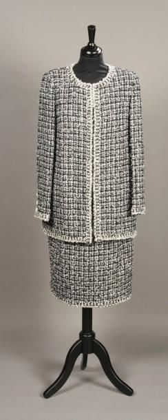 null CHANEL - Longue veste en tweed noir et blanc, fermeture bord à bord avec galon...