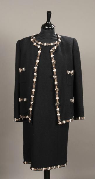 null CHANEL - Tailleur robe, veste en léger tweed noir, quatre poches plaquées, jolis...