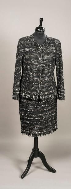 null CHANEL - Tailleur jupe en tweed chiné noir et blanc, col rond, deux poches plaquées,...