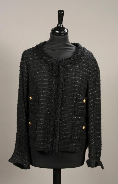 null CHANEL - Veste en tweed dentelle chenillé noir, quatre poches plaquées, fermeture...