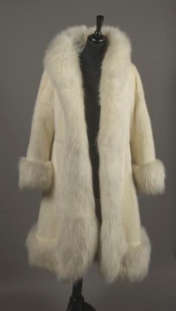 null REVILLON - Manteau en vison blanc garni de renard blanc, forme cintrée. Taille...