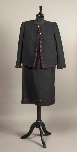 null CHANEL - Tailleur robe en crêpe noir, veste droite encolure arrondie, quatre...