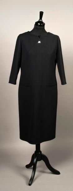 null COURREGES - Robe en drap de laine noir, manches trois quarts, forme droite,...