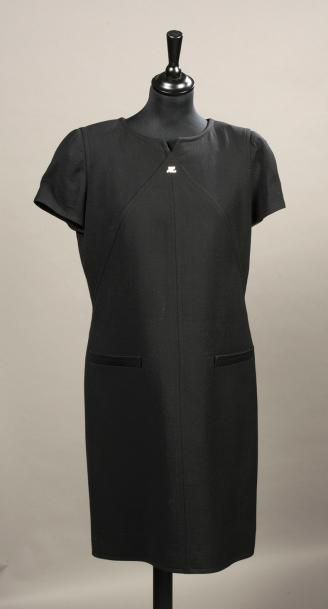 null COURREGES - Fameuse petite robe noire forme trapèze au décolleté petit v, manches...