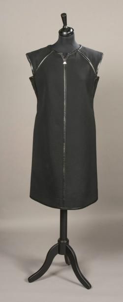 null COURREGES - Robe noire sans manche en lainage, largement soulignée de bandes...