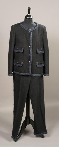 null CHANEL - Tailleur pantalon en tissu bouclette laine noire, galonné en couleur...