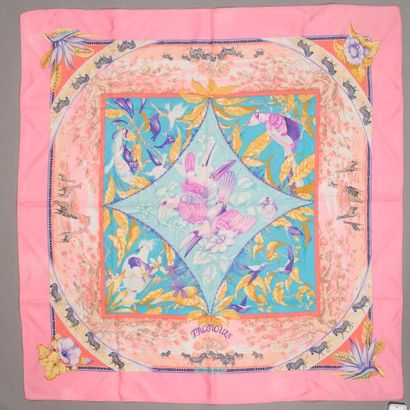 null HERMES - Foulard en soie imprimée 90x90cm. Tropiques, couleurs rose turquoise...