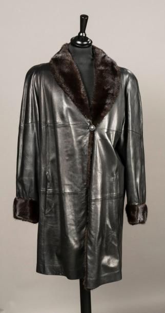 null SPRUNG FRERES - Manteau ample en cuir, doublé fourrure, col châle et bout des...