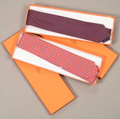 null HERMES - Lot de deux cravates neuves dans les boites. Une fond rouge motif chaînes...