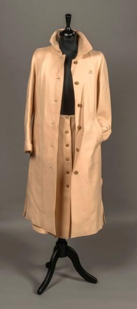 null COURREGES VINTAGE - Ensemble manteau en lainage beige, ouvert sur le coté, poches...