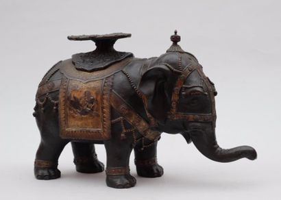 null IMPORTANT ELEPHANT en bronze patiné brun et vieil or , il est representé paré,...