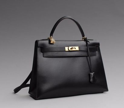 null Hermes  Beau Sac  "Kelly " 32 cm  en box noir garniture en métal doré.Fermeture...