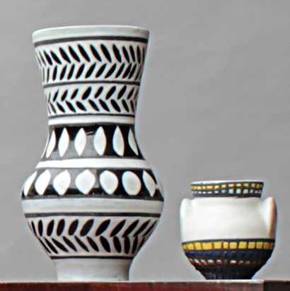 null CAPRON
Vase en céramique à motif émaillé de sept frises polychromes sur fond...