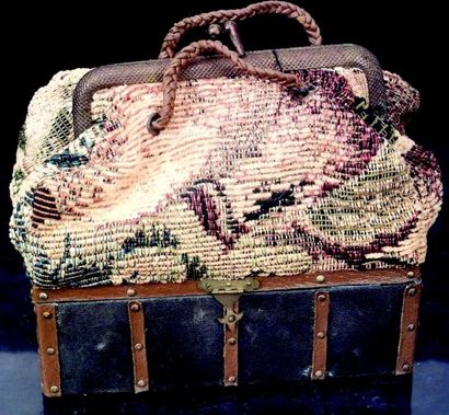 null "LISETTE", Reproduction d'un sac de voyage de poupée parisienne avec coffre...
