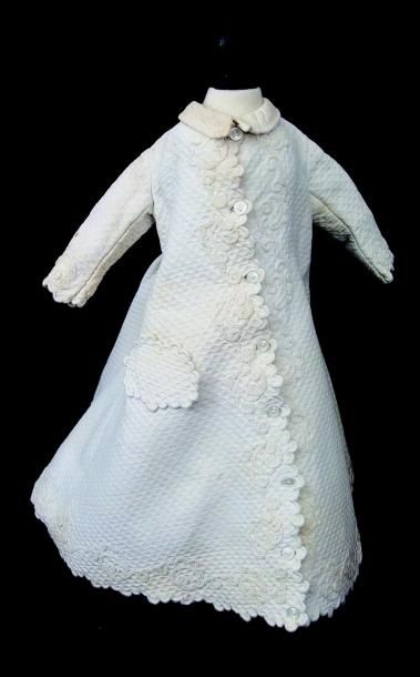 null Manteau d'intérieur de poupée parisienne en piqué blanc avec décor de soutache,...