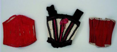 null Ensemble de 3 beaux corsets anciens pour poupées parisiennes. (circa 1870) Usures...