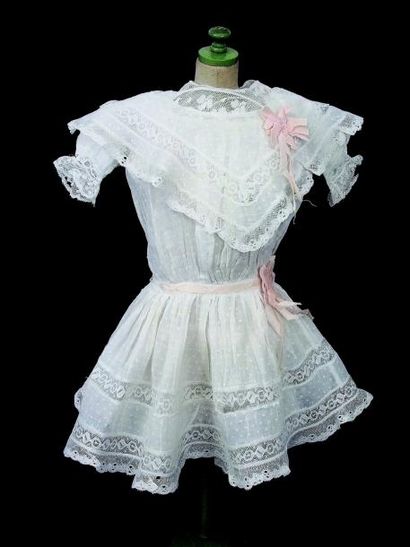 null Très belle robe de bébé articulé en coton et dentelle (circa 1900) H45 cm. Pour...