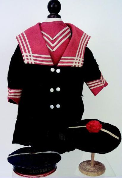 null Costume marin en deux pièces de lainage, veste et jupe et avec béret assorti...