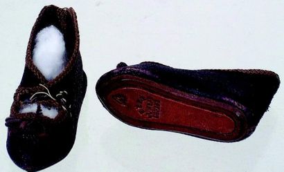 null Paire de souliers en cuir avec nœud de taille 4, signés BEBE JUMEAU DEPOSE (circa...