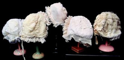 null Groupe de 5 bonnets de bébé anciens avec dentelle, soie mousseline (circa 1890)

Group...