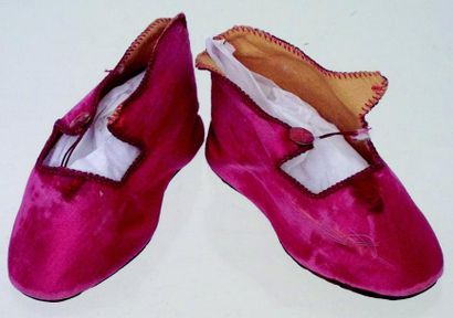 null Paire de souliers en soie rose avec semelle en cuir. L semelle: 10 cm. (circa...
