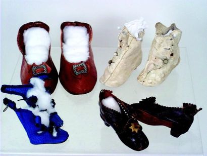 null Quatre paires de souliers et bottines en cuir à talons de fabrication allemande...