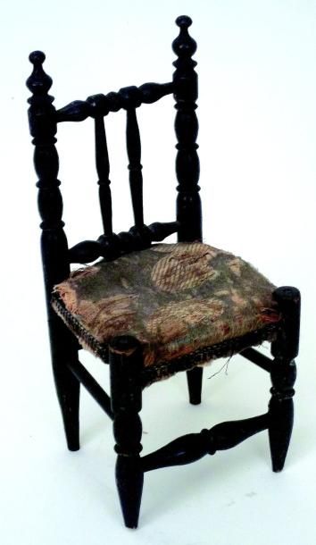 null Jolie chaise de bébé en bois noirci avec assise en tapisserie. H 22 cm.(circa...