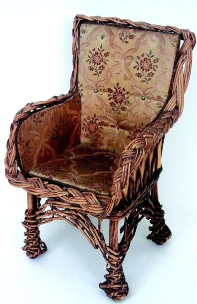 null Fauteuil en rotin avec couverte en soie dorée avec décor de fleurs. H 32 cm.

Antique...