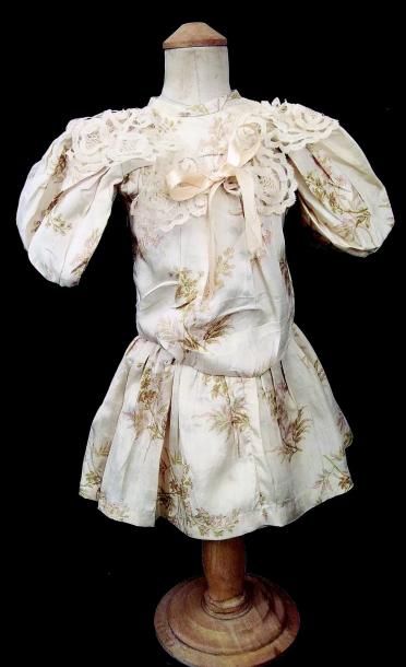 null Robe de bébé articulé en soie imprimé de couleur ivoire avec manches ballons...