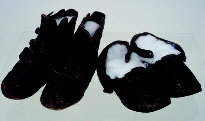 null Paire de bottines en cuir noir à boutonnage latéral.
L semelle: 11 cm. + paire...