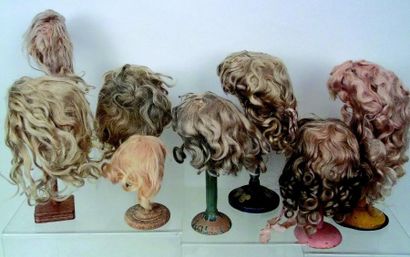 null Ensemble de 8 perruques anciennes en mohair dans les tons blonds et de diverses...