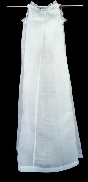 null (33) Originale robe Empire de forme simple en gaze translucide avec plis latéraux...