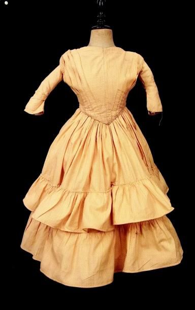 null (14) Grande robe d'hiver en lainage rose avec manches longues et droites, corsage...