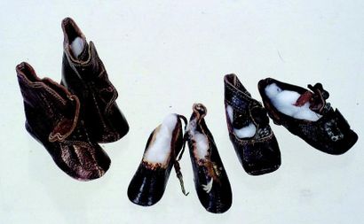 null Trois paires de petits souliers en cuir, une avec talons L semelle; 5 cm + une...