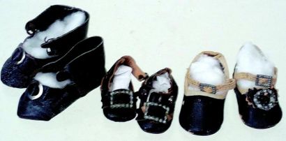 null Trois paires de souliers anciens à boucles L semelle: 3,5 -4,5 -5,5 cm.

Three...