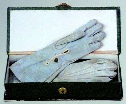 null Paire de gants longs "Marie Amélie" en peau de couleur bleu pâle.
L 11 cm. Présentés...