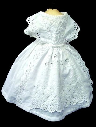 null Robe de poupée parisienne en coton blanc à manches courtes avec décor de broderie...