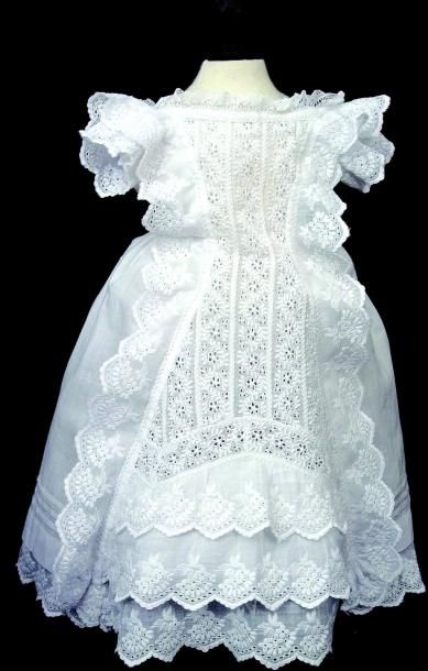 null Robe de poupée parisienne en coton blanc à manches courtes avec décor en broderie...