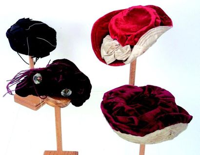 null Quatre chapeaux de poupées parisiennes en velours (circa 1885) ou pour bébés...
